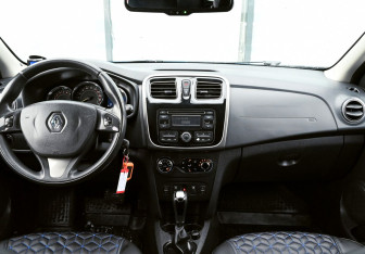 Подержанный автомобиль Renault Sandero 2015 года (18 фото)