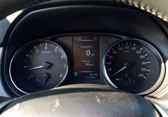 Подержанный автомобиль Nissan X-Trail 2017 года (9 фото)