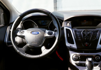 Подержанный автомобиль Ford Focus Hatchback 2013 года (19 фото)