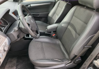 Подержанный автомобиль Opel Astra Hatchback 2013 года (9 фото)