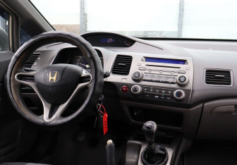 Подержанный автомобиль Honda Civic Sedan 2007 года (17 фото)