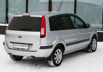 Подержанный автомобиль Ford Fusion 2008 года (5 фото)