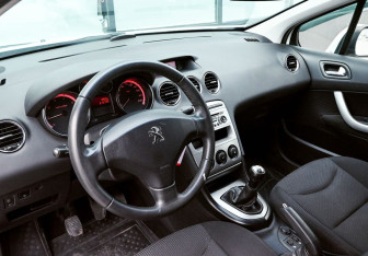 Подержанный автомобиль Peugeot 408 2013 года (13 фото)