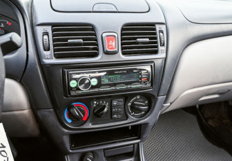 Подержанный автомобиль Nissan Almera Sedan 2001 года (12 фото)