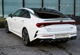 Подержанный автомобиль Kia K5 2020 года (3 фото)