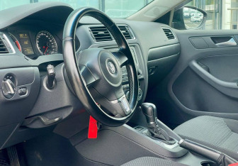 Подержанный автомобиль Volkswagen Jetta Sedan 2014 года (9 фото)