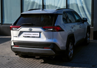 Подержанный автомобиль Toyota RAV4 2021 года (4 фото)