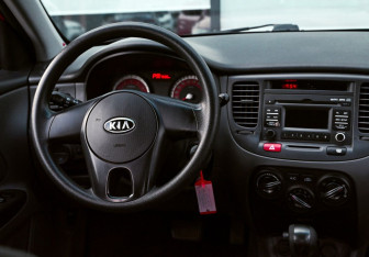 Подержанный автомобиль Kia Rio Sedan 2011 года (17 фото)