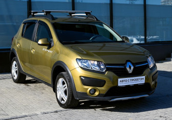 Подержанный автомобиль Renault Sandero 2015 года (7 фото)