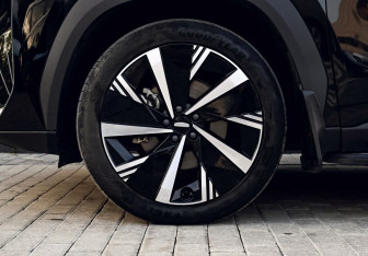 Подержанный автомобиль Geely Atlas 2024 года (22 фото)