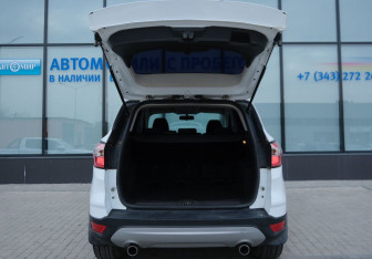 Подержанный автомобиль Ford Kuga 2017 года (18 фото)