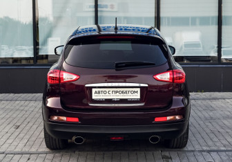 Подержанный автомобиль Infiniti QX50 2015 года (4 фото)