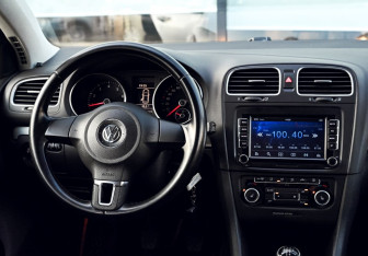 Подержанный автомобиль Volkswagen Golf Hatchback 2012 года (17 фото)