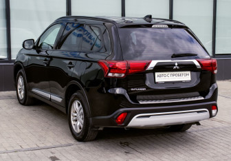 Подержанный автомобиль Mitsubishi Outlander 2021 года (3 фото)