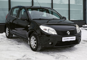 Подержанный автомобиль Renault Sandero 2013 года (7 фото)
