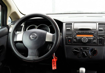 Подержанный автомобиль Nissan Tiida Hatchback 2011 года (19 фото)