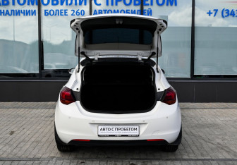Подержанный автомобиль Opel Astra Hatchback 2011 года (21 фото)