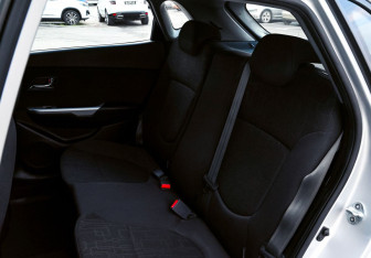 Подержанный автомобиль Kia Rio Hatchback 2013 года (19 фото)