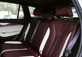 Подержанный автомобиль Geely Monjaro 2023 года (17 фото)