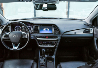 Подержанный автомобиль Hyundai Sonata 2017 года (10 фото)