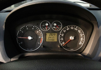 Подержанный автомобиль Ford Fiesta Hatchback 2007 года (9 фото)