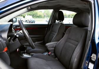 Подержанный автомобиль Toyota Avensis Liftback 2005 года (16 фото)