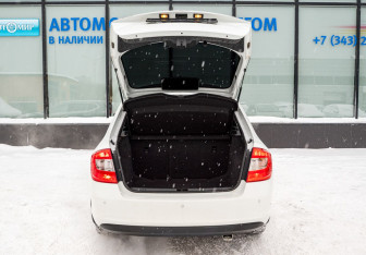 Подержанный автомобиль Skoda Rapid Liftback 2015 года (18 фото)