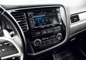 Подержанный автомобиль Mitsubishi Outlander 2014 года (10 фото)
