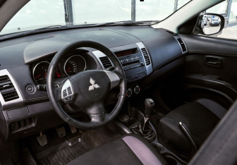 Подержанный автомобиль Mitsubishi Outlander 2011 года (22 фото)