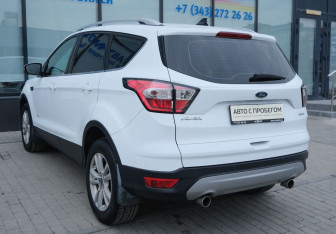 Подержанный автомобиль Ford Kuga 2017 года (3 фото)