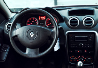 Подержанный автомобиль Renault Duster 2013 года (17 фото)