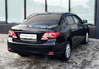 Подержанный автомобиль Toyota Corolla Sedan 2010 года (5 фото)