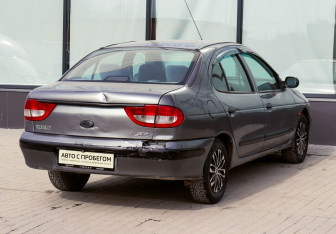 Подержанный автомобиль Renault Megane Sedan 2002 года (5 фото)