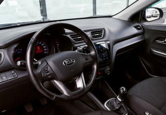 Подержанный автомобиль Kia Rio Sedan 2013 года (15 фото)