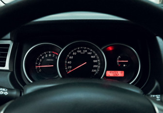 Подержанный автомобиль Nissan Tiida Hatchback 2012 года (9 фото)