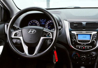 Подержанный автомобиль Hyundai Solaris Hatchback 2011 года (18 фото)