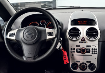 Подержанный автомобиль Opel Corsa 2008 года (19 фото)
