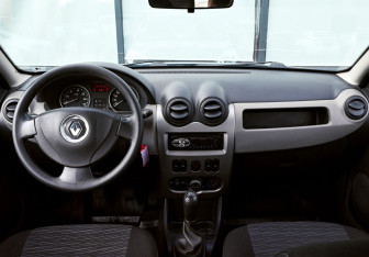 Подержанный автомобиль Renault Sandero 2012 года (16 фото)
