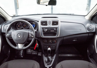 Подержанный автомобиль Renault Sandero 2018 года (10 фото)