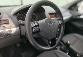 Подержанный автомобиль Opel Astra Hatchback 2013 года (10 фото)