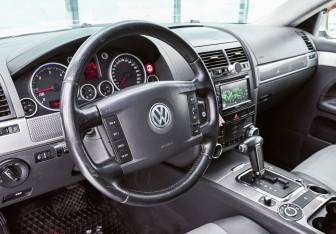 Подержанный автомобиль Volkswagen Touareg 2006 года (10 фото)