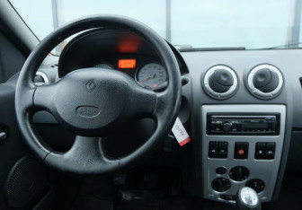 Подержанный автомобиль Renault Logan Sedan 2008 года (10 фото)