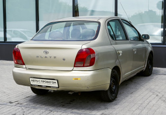 Подержанный автомобиль Toyota Platz 2000 года (5 фото)
