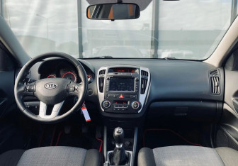 Подержанный автомобиль Kia Ceed Hatchback 2012 года (10 фото)