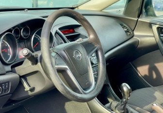 Подержанный автомобиль Opel Astra Hatchback 2011 года (9 фото)