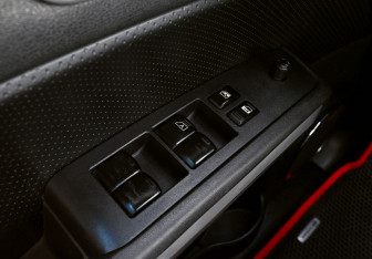 Подержанный автомобиль Nissan X-Trail 2011 года (12 фото)