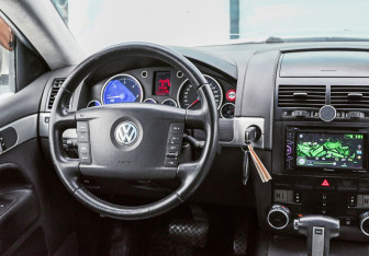 Подержанный автомобиль Volkswagen Touareg 2006 года (11 фото)