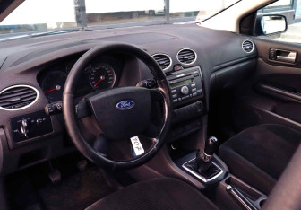 Подержанный автомобиль Ford Focus Hatchback 2005 года (14 фото)