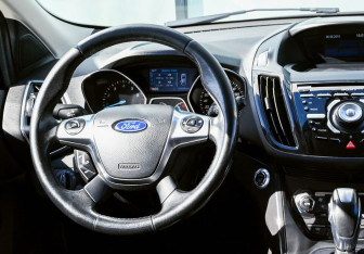 Подержанный автомобиль Ford Kuga 2014 года (17 фото)