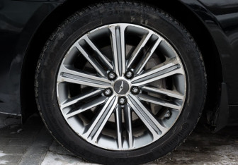 Подержанный автомобиль Genesis G80 2017 года (25 фото)